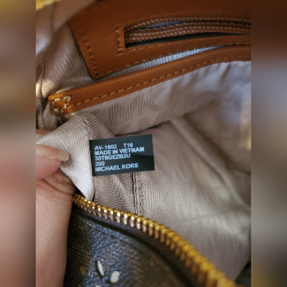 Michael Kors Medium Rhea Perforated Back - Picture 8 of 10